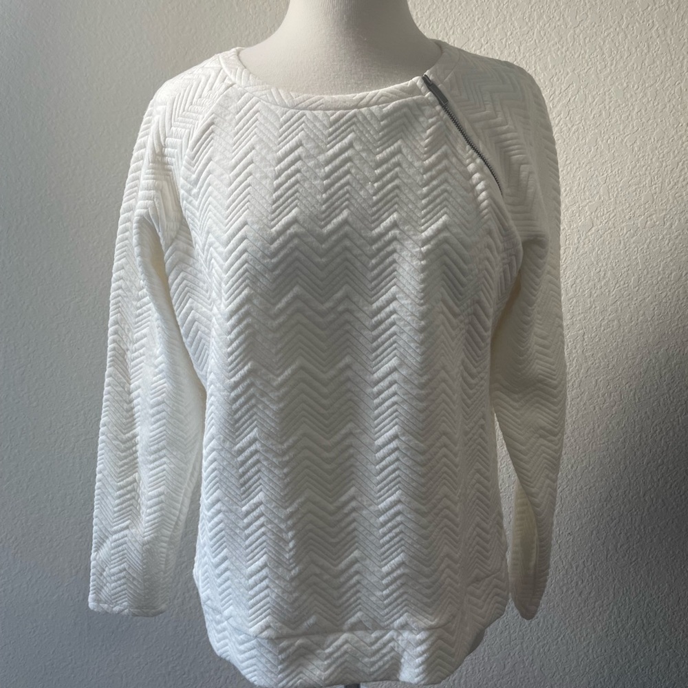 Comfortable and beautiful Liz Claiborne sweater.